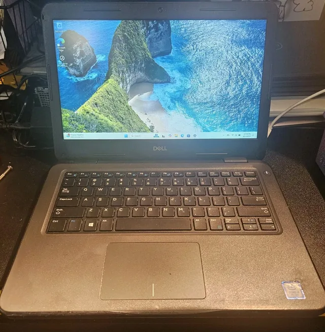 Latitude 3300 13.3" Core i3 7th Gen 8GB 256GB SSD Win 11 Pro